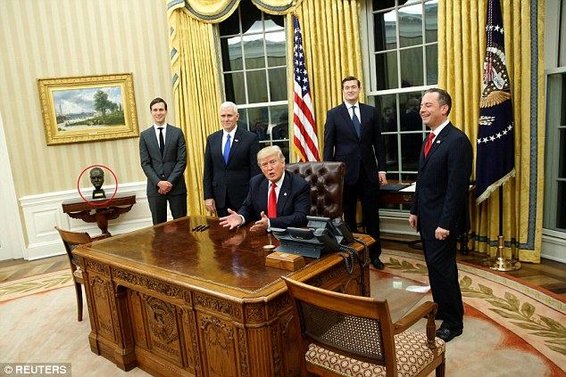Vừa nhậm chức, ông Trump thay hết rèm, ghế Phòng Bầu dục ảnh 3